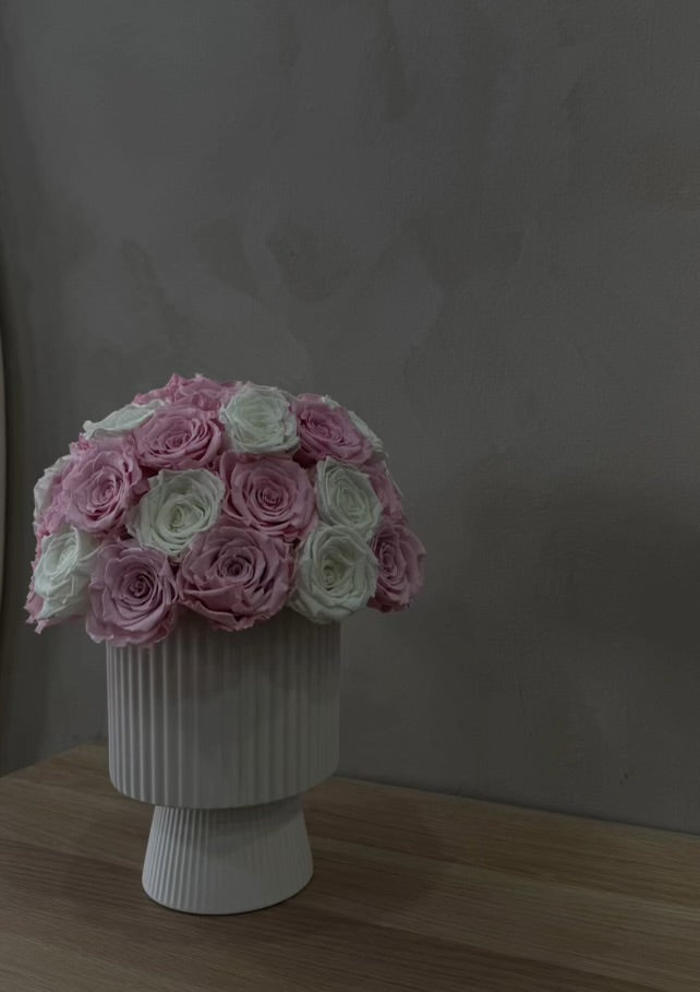 Mix preserved Roses in vase