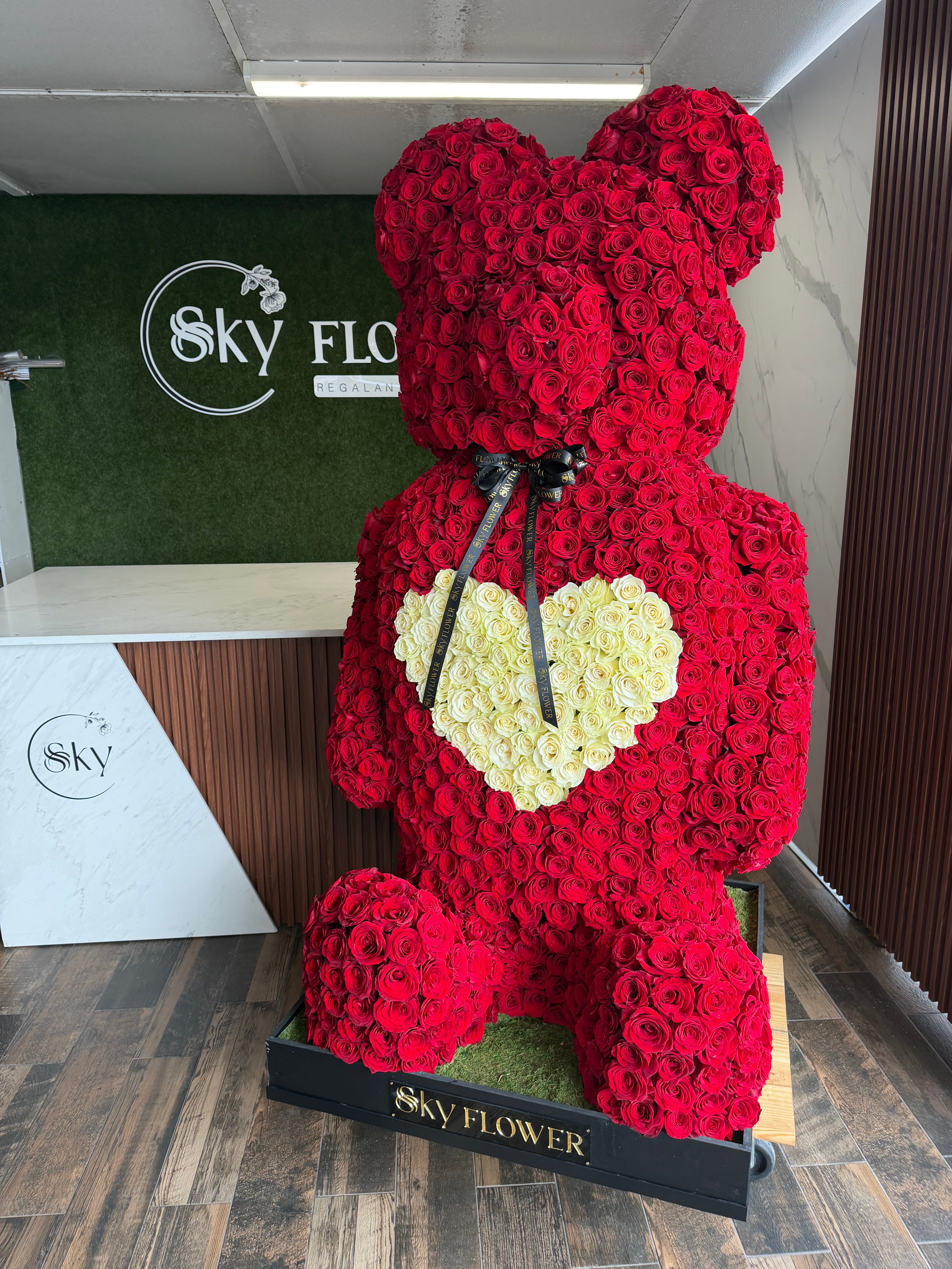 The Grand Love Rose Bear (6 Ft)
